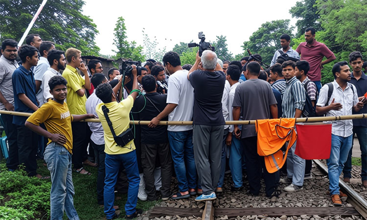 রাবি শিক্ষার্থীকে ট্রেনে মারধর: অচল রাজশাহীর রেল যোগাযোগ